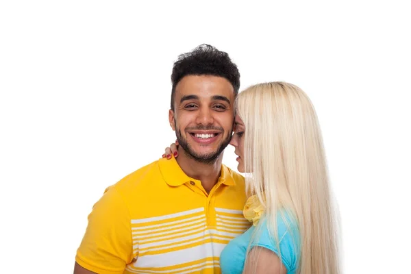 Bonito jovem feliz casal amor sorridente abraçando, hispânico homem mulher sorriso — Fotografia de Stock