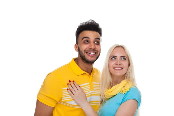Schöne junge glückliche Paar lieben lächelnd umarmen Blick nach oben, um Raum zu kopieren, hispanische Mann Frau lächeln — Stockfoto