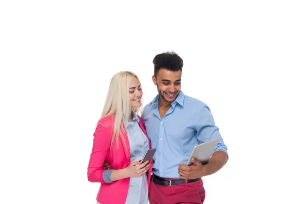 Όμορφη νεαρή ευτυχισμένο ζευγάρι αγάπη αγκαλιάζουν, Ισπανόφωνος άνδρας γυναίκα χρησιμοποιώντας ψηφιακή υπολογιστή Tablet — Φωτογραφία Αρχείου
