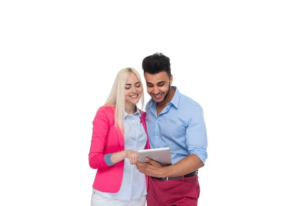 Mooie jonge gelukkige paar liefde omhelst, Spaanse Man vrouw met behulp van digitale tabletcomputer — Stockfoto