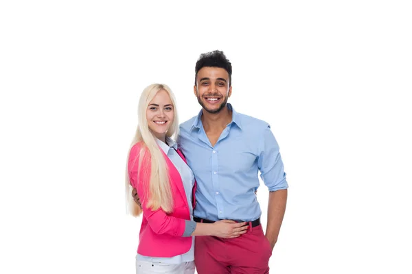 Bonito jovem feliz casal amor sorridente abraçando, hispânico homem mulher sorriso — Fotografia de Stock