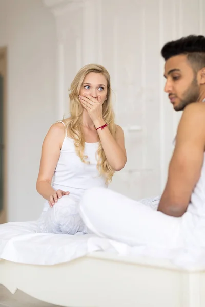 Ungt par i sängen, ha konflikt relationer Problem, ledsen negativa känslor olycklig spansktalande Man och kvinna — Stockfoto