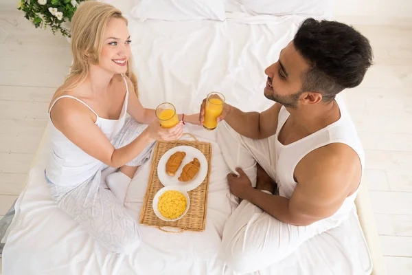 Young Couple Breakfast Sitting In Bed, Happy Smile  Hispanic Man And Woman Morning Top Angle View — Stock Photo, Image