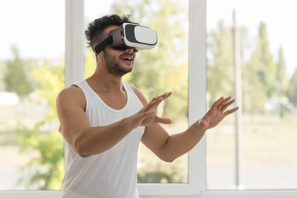 Jovem hispânico homem desgaste virtual realidade digital óculos, feliz sorridente cara — Fotografia de Stock