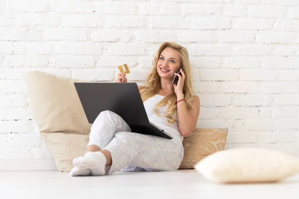 Young Woman Sit On Floor Using Laptop Computer Hold Credit Card Phone Call, Beautiful Girl Shopping Online — Stock Photo, Image