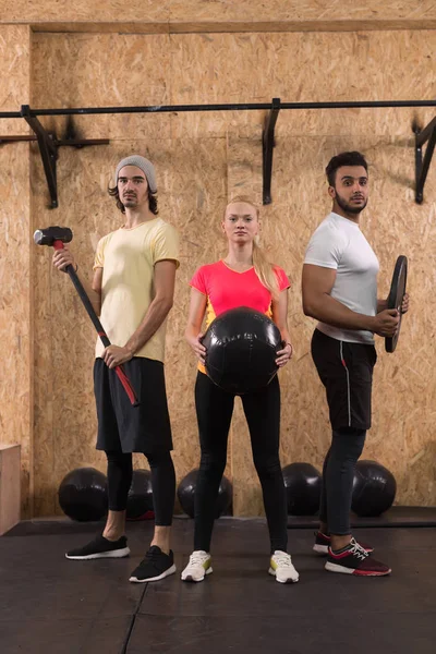 Sport Fitness People Group Equipo de entrenamiento Crossfit, Young Healthy Hombre y Mujer Gimnasio Interior Hacer ejercicios —  Fotos de Stock