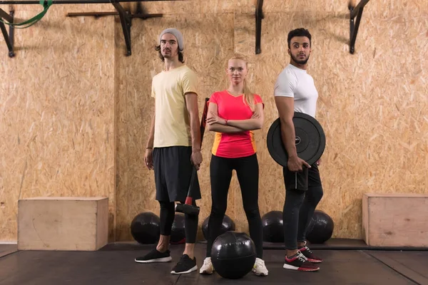 Sport Fitness People Group Equipo de entrenamiento Crossfit, Young Healthy Hombre y Mujer Gimnasio Interior Hacer ejercicios — Foto de Stock