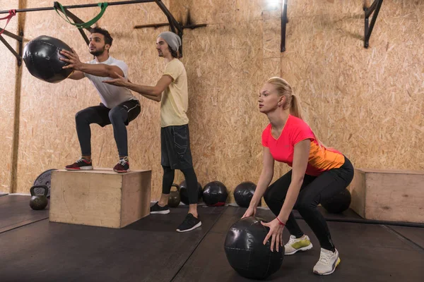 Sport Fitness People Group Crossfit Equipo de entrenamiento, Joven Hombre y Mujer Saludable Gimnasio Interior —  Fotos de Stock