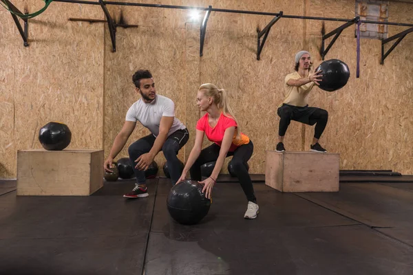 Sportovní Fitness lidé skupina Crossfit trénink zařízení, mladý zdravý muž a žena Gym interiér — Stock fotografie