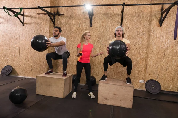 Sportovní Fitness lidé skupina Crossfit trénink zařízení, mladý zdravý muž a žena Gym interiér — Stock fotografie