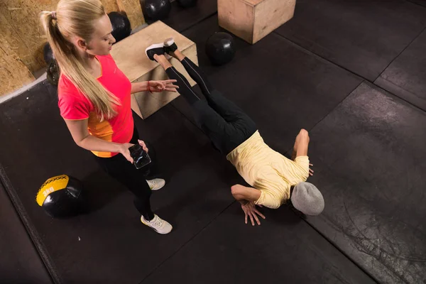 Entrenamiento Crossfit Fitness gente, joven sano empuje Ups mujer entrenador —  Fotos de Stock