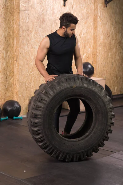 Sport Fitness Hombre volteo rueda neumático Crossfit entrenamiento — Foto de Stock