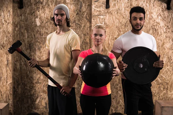 Équipement d'entraînement Crossfit de groupe de personnes de forme physique de sport, intérieur sain de gymnase d'homme et de femme de jeune — Photo