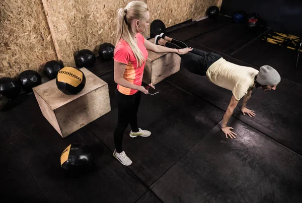 Entrenamiento Crossfit Fitness gente, joven sano empuje Ups mujer entrenador — Foto de Stock