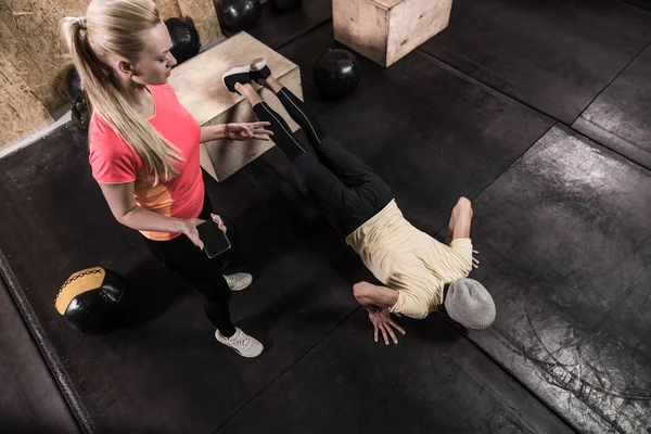 Entrenamiento Crossfit Fitness gente, joven sano empuje Ups mujer entrenador — Foto de Stock