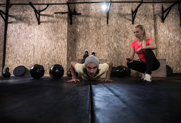 Entrenamiento Crossfit Fitness gente, joven sano empuje Ups mujer entrenador —  Fotos de Stock