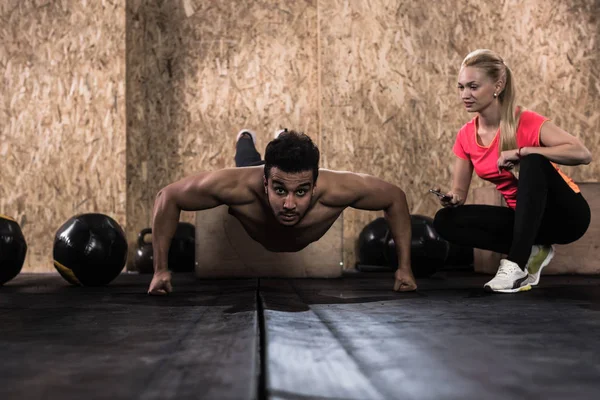 Sport Fitness människor Crossfit träning, ung frisk spansktalande Man Push Ups kvinna tränare — Stockfoto