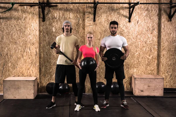 Sport Fitness People Group Equipo de entrenamiento Crossfit, Young Healthy Hombre y Mujer Gimnasio Interior Hacer ejercicios —  Fotos de Stock