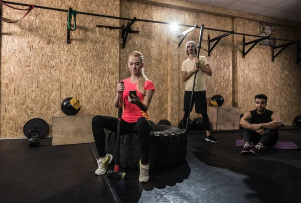 Sportovní Fitness lidé skupina Crossfit trénink zařízení, vážný mladý zdravý muž a žena Gym interiér — Stock fotografie