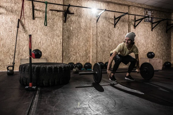 Sport Fitness Man lyfta Crossfit skivstångsträning, ung frisk kille gör övning — Stockfoto