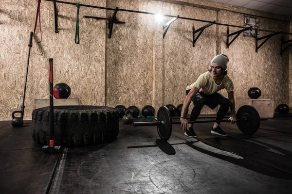 Treino de Crossfit de Barbell de levantamento de homem de aptidão esportiva, Jovem Saudável fazendo exercício — Fotografia de Stock