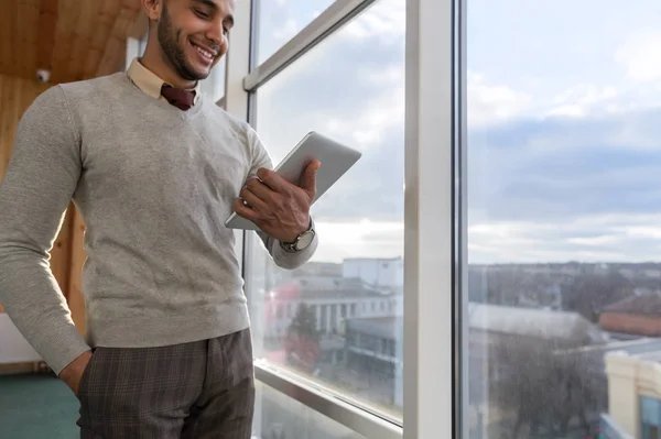 Hombre de Negocios Hispano Usando Tablet Computer Stand Frente a Ventana Panorámica Feliz Hombre de Negocios Sonriente —  Fotos de Stock