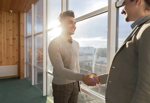 Dois homens de negócios Shake Hand Agreement Coworking Center Equipe de negócios Coworkers Stand na frente Big Panoramic Window — Fotografia de Stock