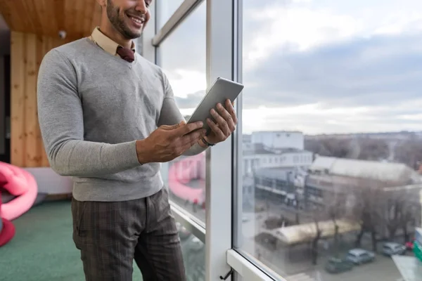 Hispanic Business Man använder Tablet PC: N stå framför panoramafönstret glada leende affärsman — Stockfoto
