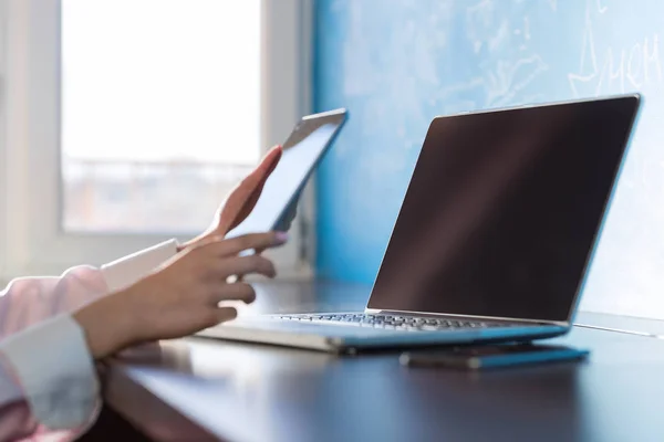 Mujer de negocios que usa la tableta y la computadora portátil Empresaria sentada en el centro de coworking —  Fotos de Stock