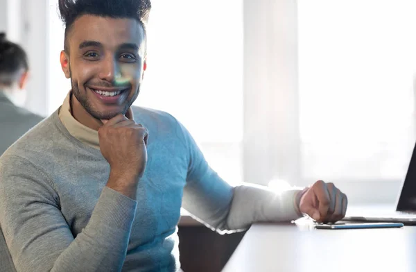 Homem de negócios hispânico Sente-se Mesa Moderno Coworking Space Feliz sorridente Empresário — Fotografia de Stock