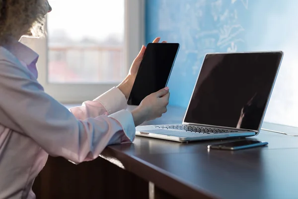 Donna d'affari utilizzando tablet e computer portatile digitando Businesswoman Sitting Desk In Coworking Center di lavoro — Foto Stock