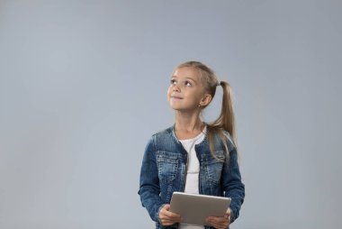 Tablet bilgisayar, küçük çocuk boşluk kopyalamak için ararken kullanan küçük genç kız