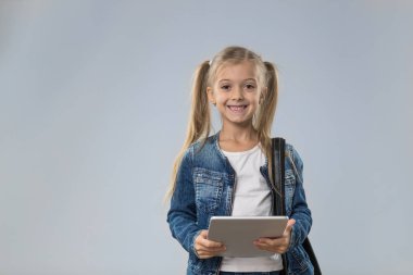 Küçük genç kız kullanarak Tablet bilgisayar, küçük mutlu gülümseyen çocuk evlat