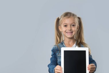 Güzel küçük kız tutun Tablet bilgisayar boşaltmak izole ekran mutlu gülümseyen aşınma Kot ceket