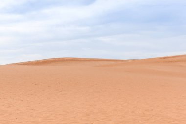 Çöl manzara kimse kırmızı kum tepeleri bulutlu gökyüzü mavi