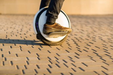 Adam mono tekerlek kişisel elektrik ulaşım bacaklar