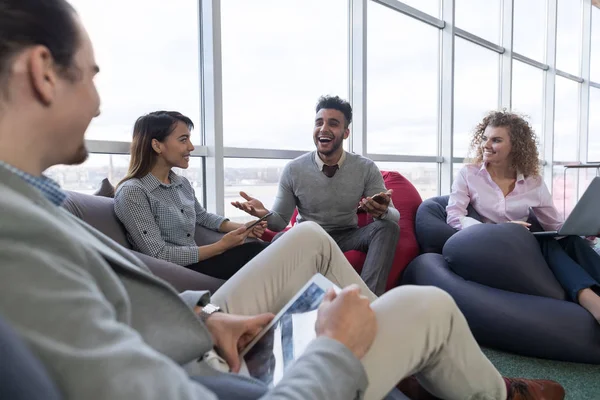 Coworking merkezinde, iş arkadaşlarınızın işyeri Mix yarış insanlar toplantı Modern ofis iş adamları grubu — Stok fotoğraf