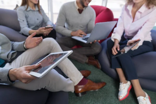 Företagare-gruppen i Coworking Center blandning Race Team medarbetare arbetar möte Brainstorming närbild — Stockfoto