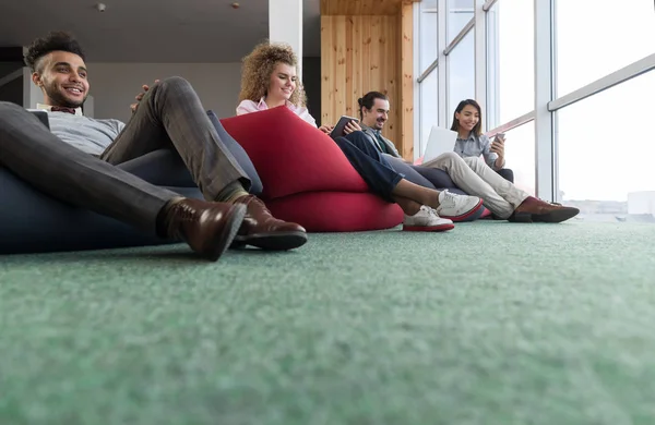 Empresários em Coworking Center Equipe de Negócios Colaboradores Usando Computadores Tablet Sentado na frente Janela Panorâmica — Fotografia de Stock