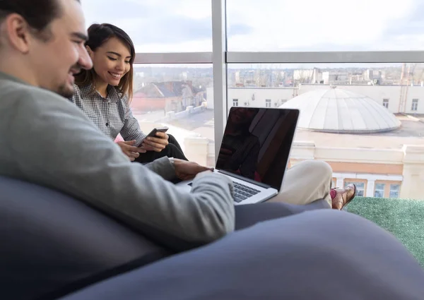 Företagare-gruppen i Coworking Center använder bärbar dator, medarbetare arbetsplatsen Mix Race personer moderna Office — Stockfoto