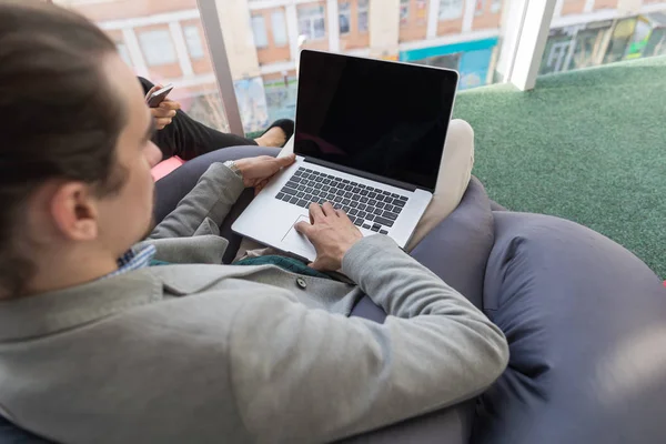 Verksamhet Man använder bärbar dator sitter panoramafönster affärsman i Coworking Center — Stockfoto