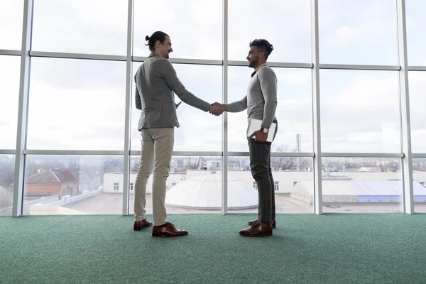 Dois homens de negócios Shake Hand Agreement Coworking Center Equipe de negócios Coworkers Stand na frente Big Panoramic Window — Fotografia de Stock