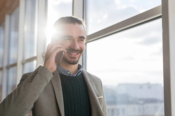 Hombre de negocios hablando por teléfono móvil Llamada de pie en frente de la ventana panorámica Empresario en el centro de coworking —  Fotos de Stock