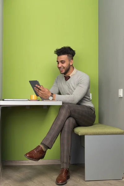 Uomo d'affari ispanico utilizzando Tablet Computer Businessman In Coworking Center Cafe Coffee Break — Foto Stock