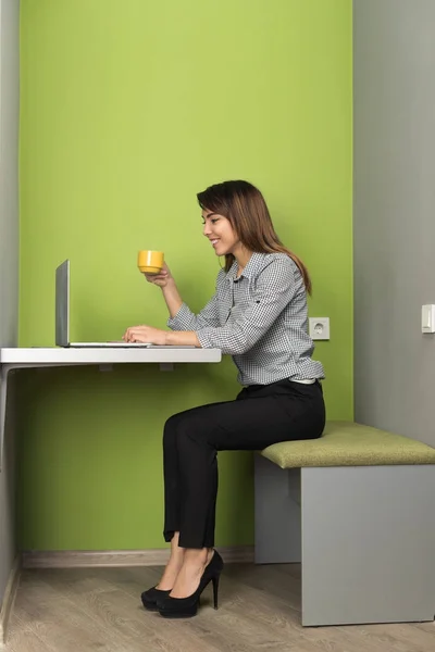 Azjatycki biznes kobieta za pomocą kobieta interesu komputer Laptop w Coworking Center Cafe trzymać kubek — Zdjęcie stockowe