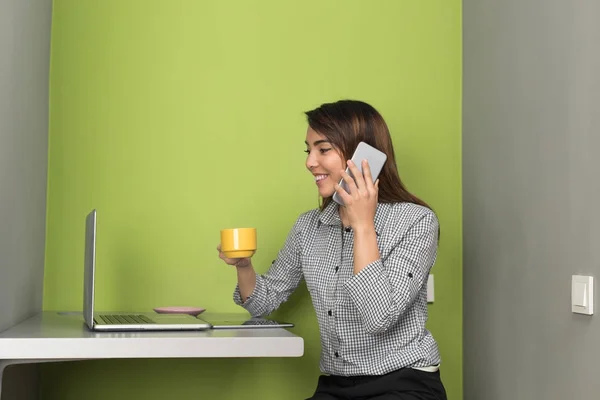Azjatycki biznes Woman rozmowy na telefon komórkowy wywołanie przy użyciu laptopa interesu w Cafe Coworking Center — Zdjęcie stockowe