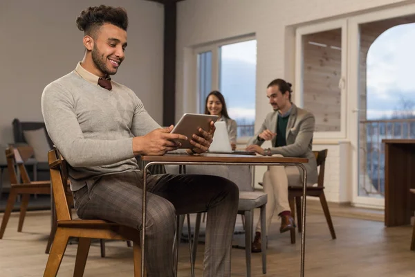 Hombre de Negocios Hispano Usando Tablet Empresarios de Computadoras En Coworking Center Café Break —  Fotos de Stock