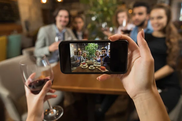 Affärskvinna tar Selfie unga affärsmän grupp dricka vin sitter restaurang bord, vänner hålla glasögon toast rostningen — Stockfoto