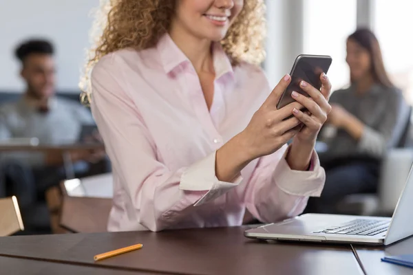 Donna d'affari utilizzando cellulare Smart Phone primo piano Businesspeople Group In Coworking Center Mix Race Persone che lavorano — Foto Stock