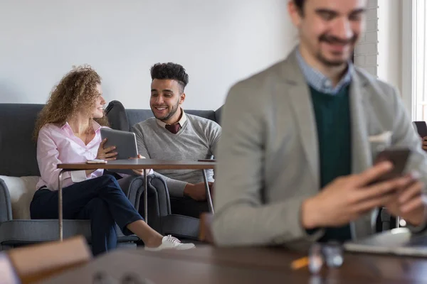 Verksamhet Man använder Cell Smart telefon närbild medarbetare företagare grupp i Coworking Center Mix ras människor som arbetar — Stockfoto